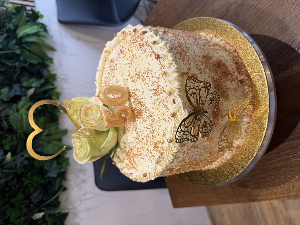 Goldene Geburtstagstorte mit Schmetterlingen