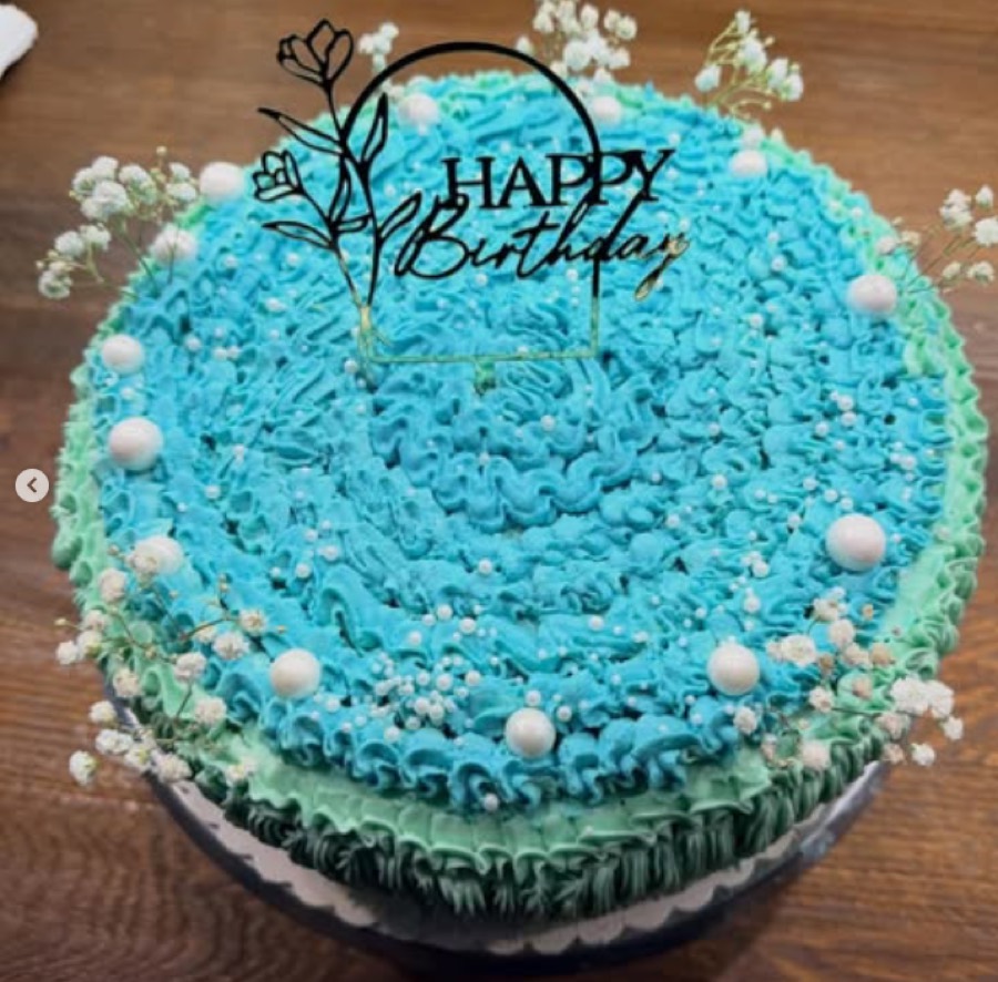 Blau-grüne Cremetorte mit Perlen und Schleierkraut
