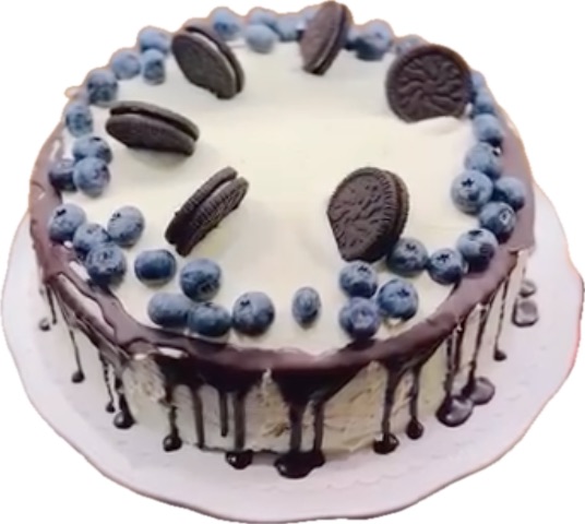 Torte mit frischen Blaubeeren, Oreo-Keksen und Schokoladenglasur