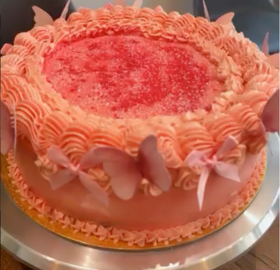 Rosa Torte mit Schmetterlingen und Schleifen aus Buttercreme